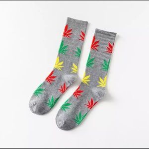 NEW- Gray Leaf Print Socks 💨